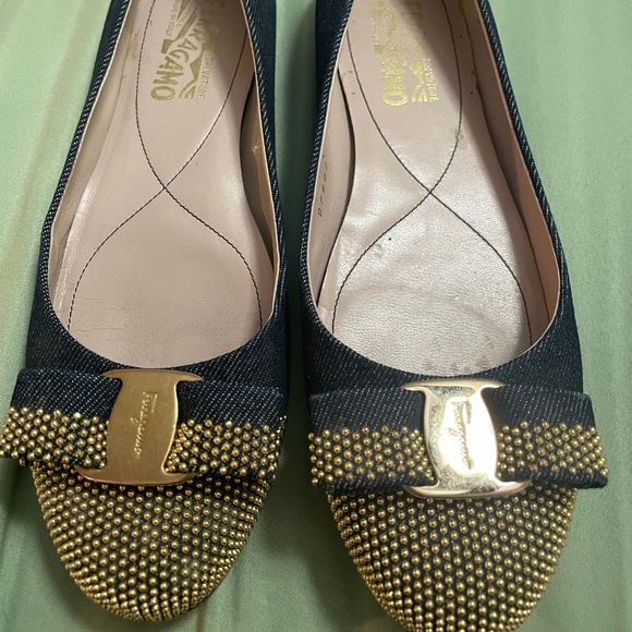 Ferragamo flats - Picture 1 of 3